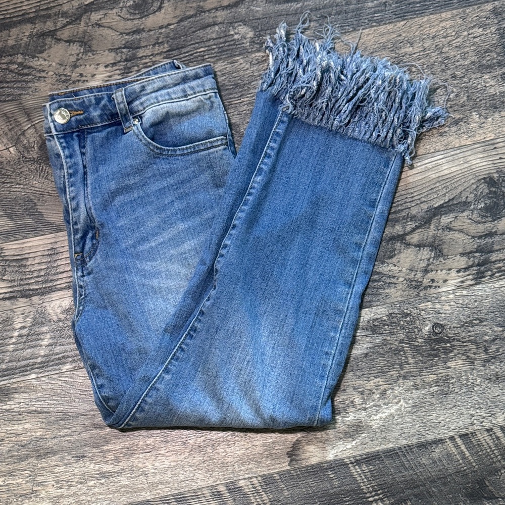 Forever 21 Frayed Ankle Blue Jeans. Size 27
